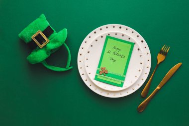 St. Patrick Günü kutlamaları için güzel bir masa.