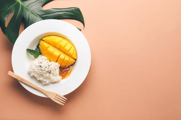 Plate Tasty Rice Mango Color Background — Stock Photo, Image