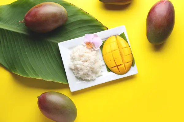 Plate Tasty Rice Mango Color Background — Stock Photo, Image