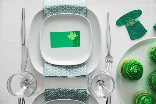 Aziz Patrick Günü kutlamaları için güzel bir masa.