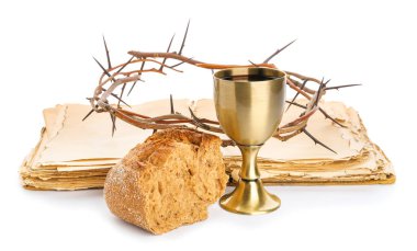 Kutsal İncil, şarap kadehi, ekmek ve dikenli taç beyaz arka planda.