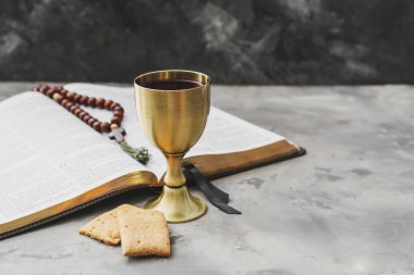 Kutsal İncil, ekmek ve şarap kadehiyle Grunge arka planda.