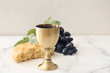 Beyaz arka planda şarap ve ekmek kadehi