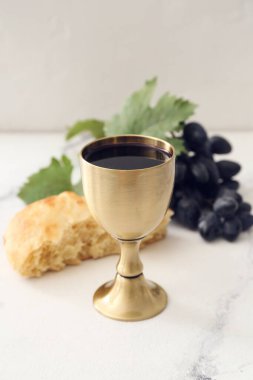 Beyaz arka planda şarap ve ekmek kadehi