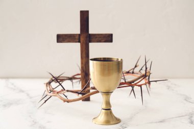 Şarap kadehi, beyaz arka planda çapraz ve dikenli taç.