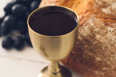 Ekmekli bir kadeh şarap, yakın plan.