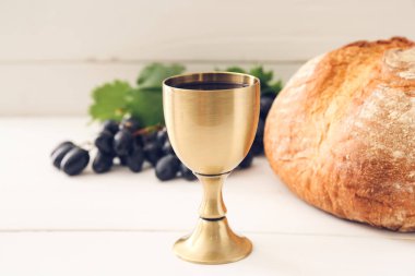 Beyaz ahşap arka planda ekmekli bir kadeh şarap.