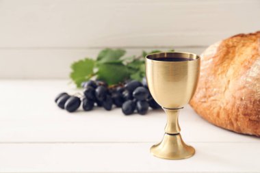 Beyaz ahşap arka planda ekmekli bir kadeh şarap.