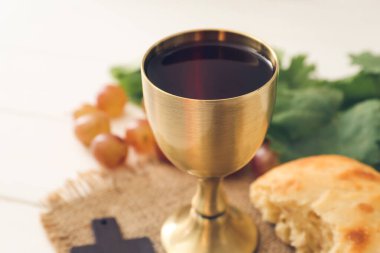 Ekmekli bir kadeh şarap, yakın plan.