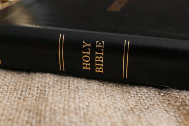 Kutsal İncil masanın üstünde, yakın plan.