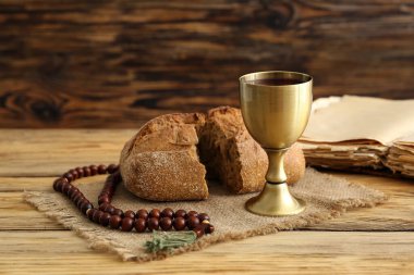 Şarap kadehi ekmek ve tahtadan arkaplanda boncuklar.