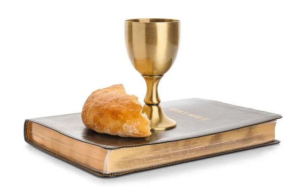 Sacra Bibbia Con Pane Calice Vino Sfondo Bianco — Foto Stock