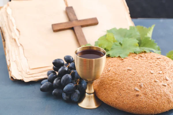 Calice Vino Pane Sacra Bibbia Croce Sfondo Scuro — Foto Stock