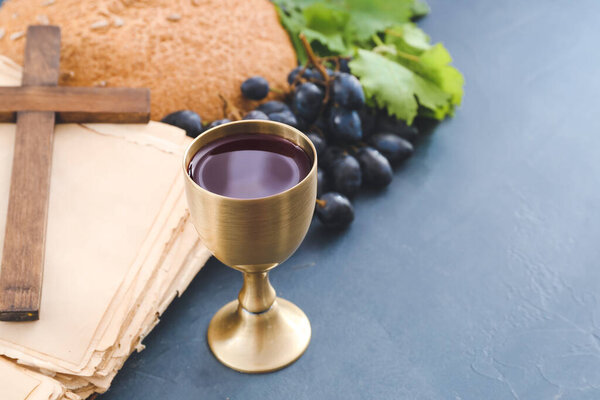 Чаша вина, Священная Библия и крест на темном фоне