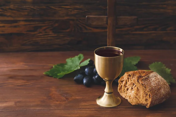Cálice Vinho Com Pão Cruz Sobre Fundo Madeira — Fotografia de Stock