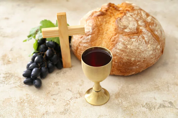 Kelch Aus Wein Mit Brot Und Kreuz Auf Grauem Hintergrund — Stockfoto