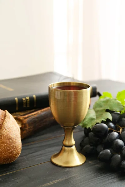 Calice Vino Con Pane Sacra Bibbia Tavola — Foto Stock