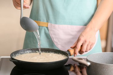 Mutfakta risotto pişiren kadın.