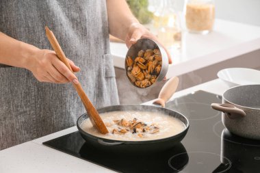 Mutfakta risotto pişiren kadın.