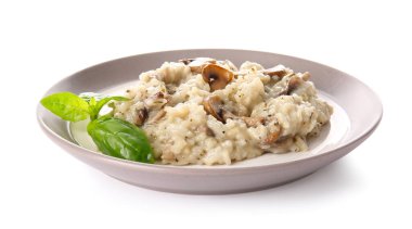 Beyaz arka planda lezzetli risotto tabağı
