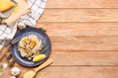 Ahşap arka planda lezzetli risotto tabağı.