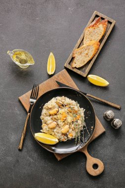 Koyu arkaplanda lezzetli risotto tabağı