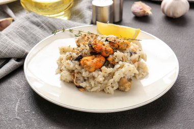 Koyu arkaplanda lezzetli risotto tabağı