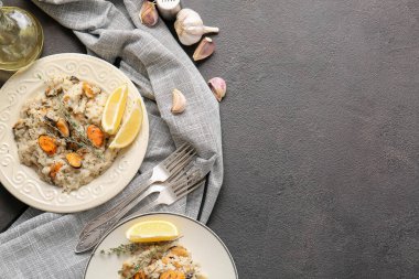 Koyu arkaplanda lezzetli risotto tabakları