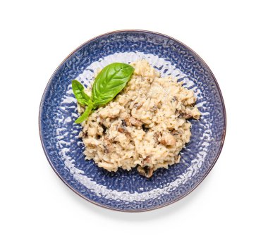 Beyaz arka planda lezzetli risotto tabağı