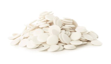 Beyaz arka planda çikolata damlaları