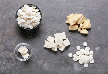 Koyu arkaplanda lezzetli çikolatalar var.