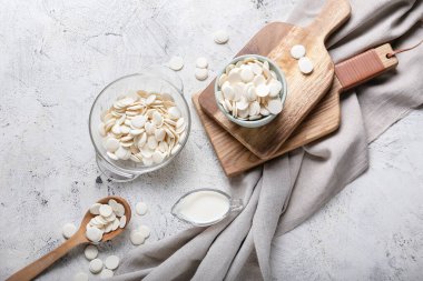 Hafif arka planda çikolata damlaları olan kaseler