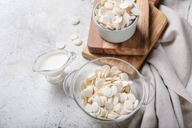 Hafif arka planda çikolata damlaları olan kaseler