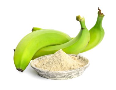 Beyaz zemin üzerinde un olan lezzetli muzlar ve tabaklar.