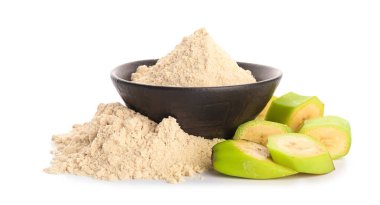 Lezzetli muzlar ve beyaz zemin üzerinde un olan kase.