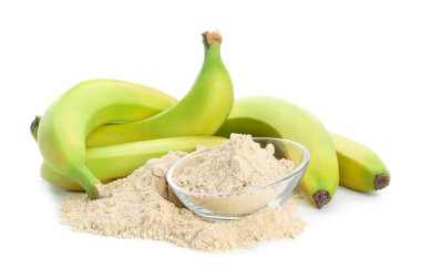 Lezzetli muzlar ve beyaz zemin üzerinde un olan kase.