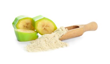 Beyaz zemin üzerinde muz unu ile kepçe