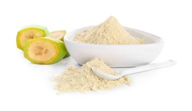 Lezzetli muzlar ve beyaz zemin üzerinde un olan kase.