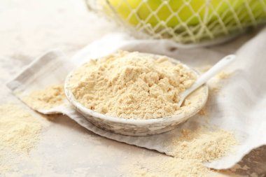 Açık arkaplanda muz unu olan tabak