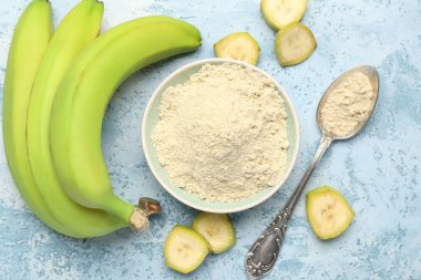 Lezzetli muzlar ve rengarenk unlu kase.