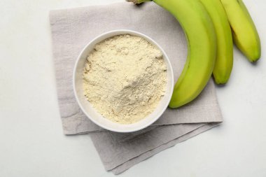 Lezzetli muzlar ve hafif arka planda un kasesi.