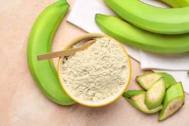 Lezzetli muzlar ve rengarenk unlu kase.