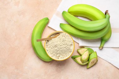 Lezzetli muzlar ve rengarenk unlu kase.