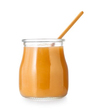 Beyaz arka planda armut reçeli kavanozu