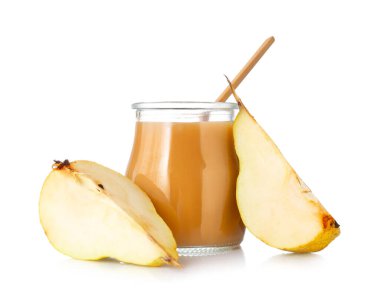 Beyaz arka planda armut reçeli kavanozu