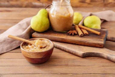 Ahşap masada bir kase armut reçeli