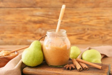 Ahşap arka planda armut reçeli kavanozu