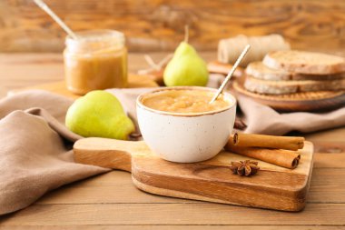 Ahşap masada bir kase armut reçeli