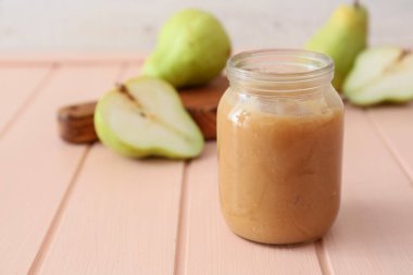 Ahşap masada armut reçeli kavanozu