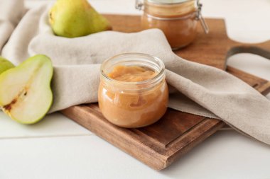 Ahşap masada armut reçeli kavanozu